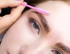 Design De Sobrancelhas Com Ou Sem Henna + Depilação Buço Com Cera De Algas